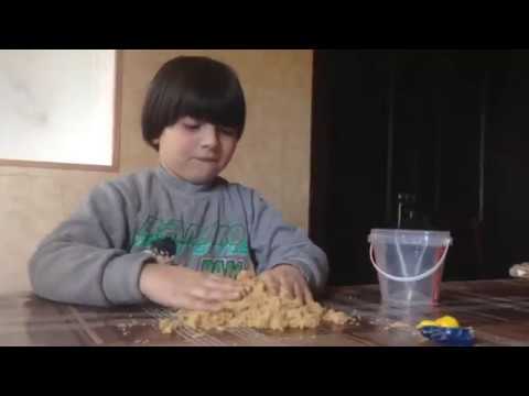 გიო თამაშობს კინეტიკური ქვიშით