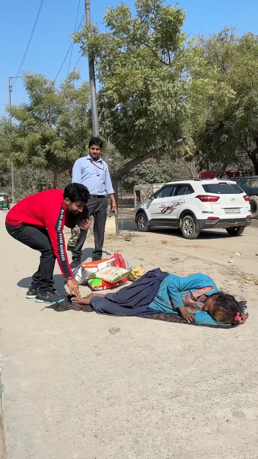 माँ बच्चे की मजबूरी ??#humanity #respect #helping #trending #viralvideo #youtubeshorts