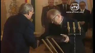 Л  И  Брежнев вручает орден Ленина С  Г  Лапину
