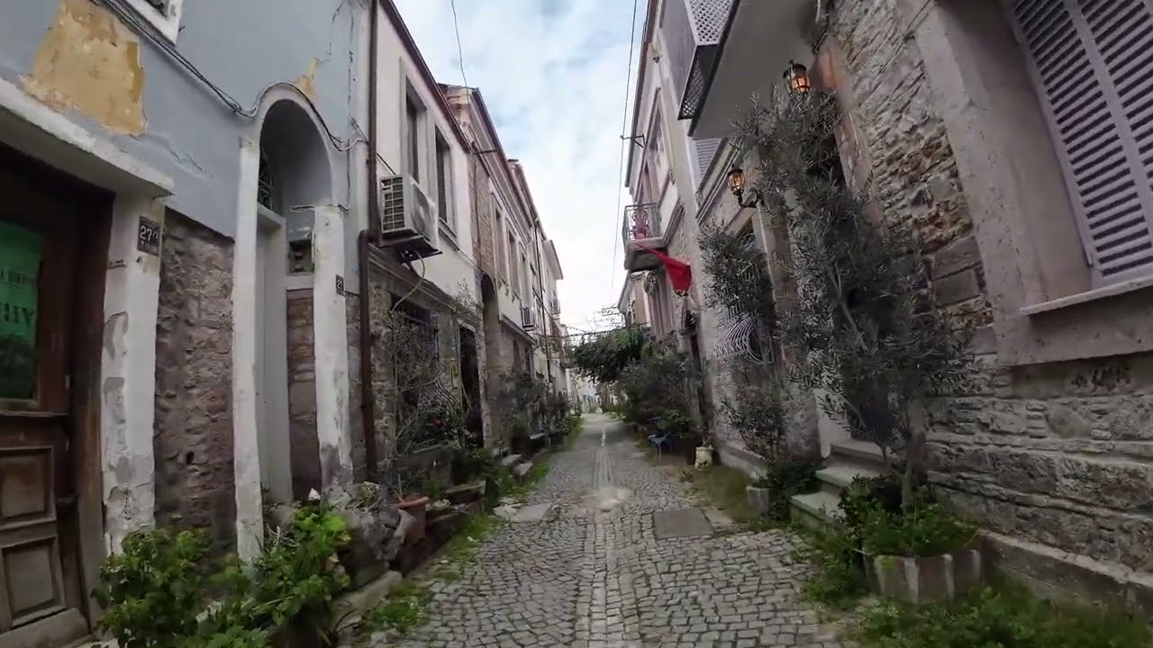 Ayvalık Sokakları | Tarihi Taş Evler, Dar Sokaklar ve Ege’nin Zamansız Hali (POV)