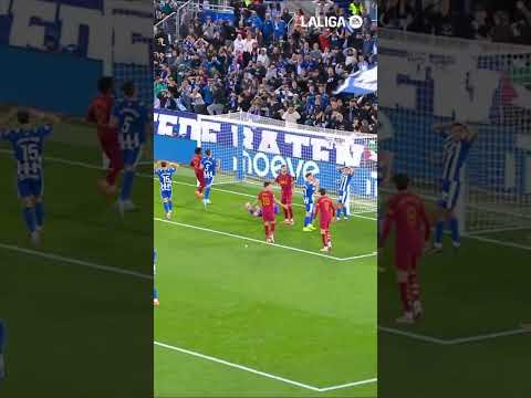 ¡Qué centro, qué remateee! #alaves #shorts #laligahighlights #valencia