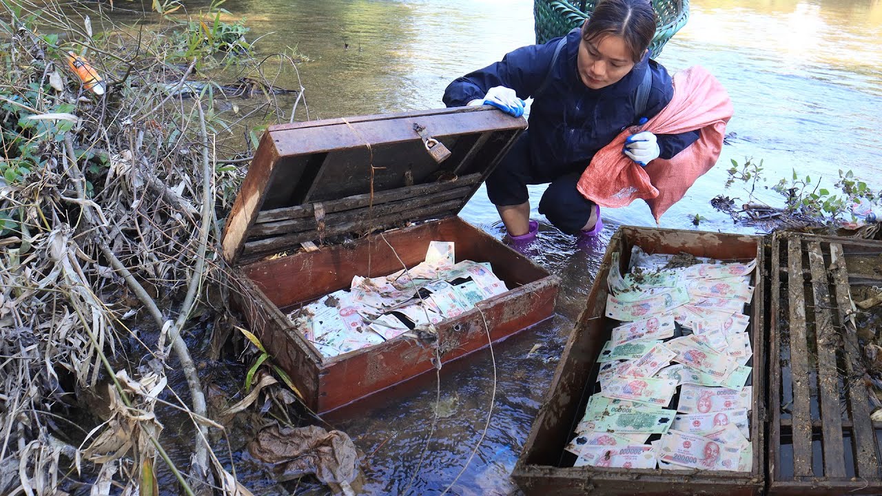 A briefcase was salvaged from the river containing a lot of money. Poor single mother