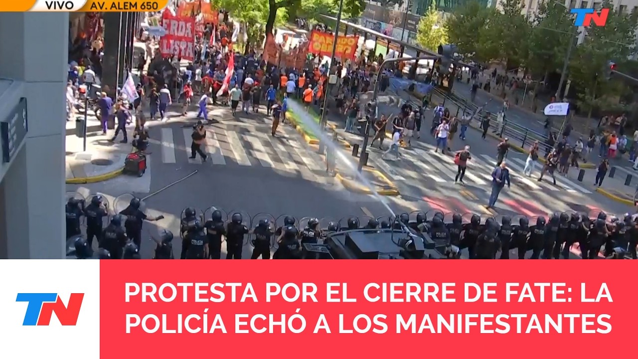 DESPIDOS EN FATE I La policía tiró gas pimienta y golpeó a los manifestantes para despejar la calle