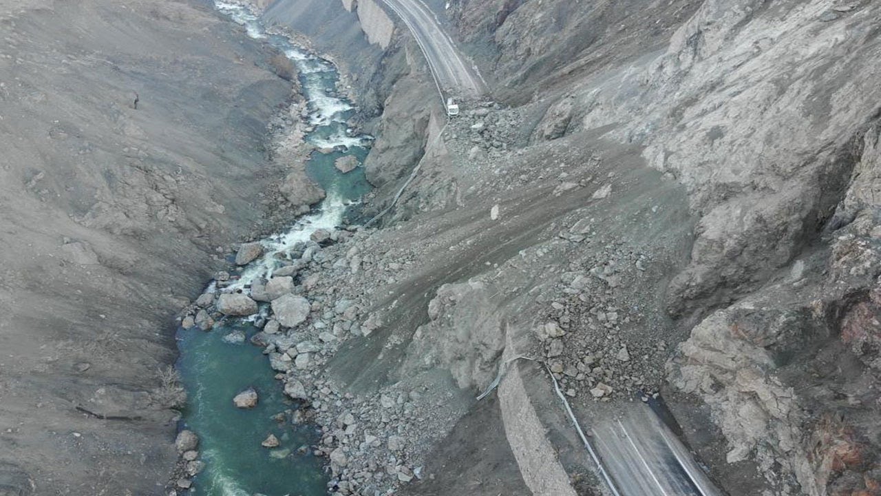 Hakkari- Van kara yolu kontrollü ulaşıma açıldı, heyelan riski sürüyor