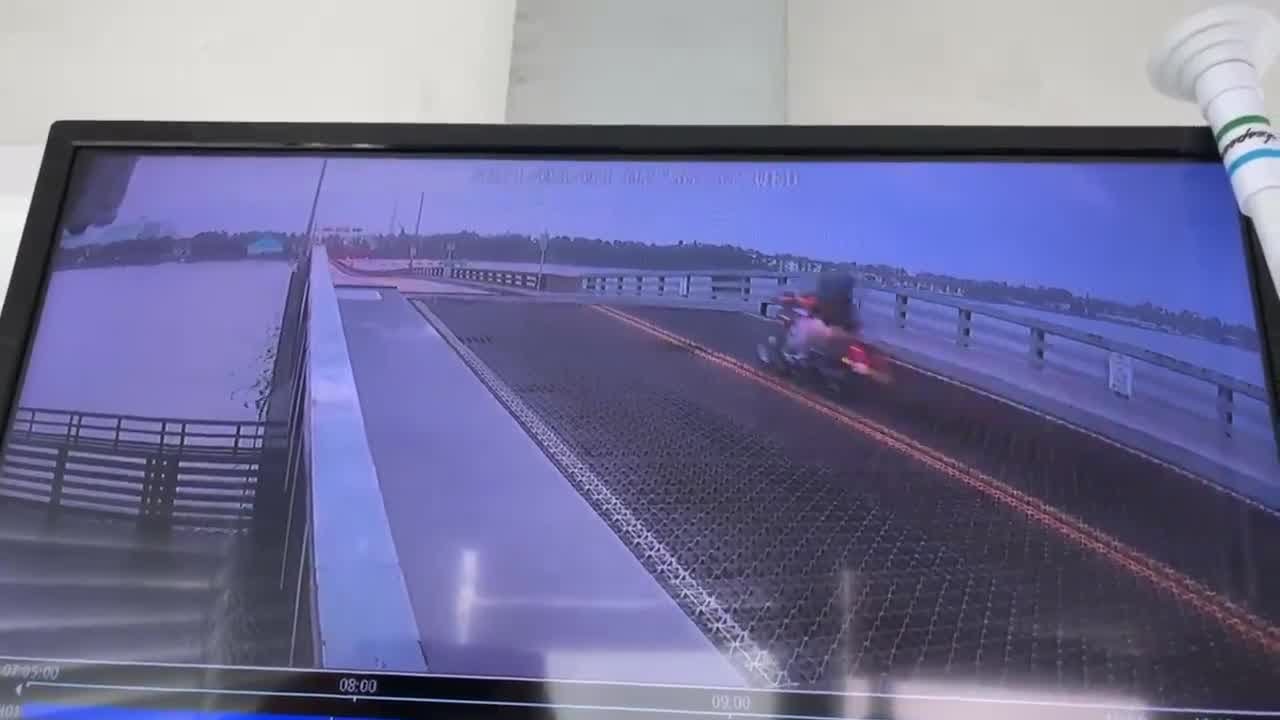 Biker jumps rising drawbridge in Daytona Beach - YouTube