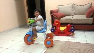 طفل تجعله ضحكته مجنونًا ومضحكًا في أول مرة يركب فيها دراجة على اليوتيوب