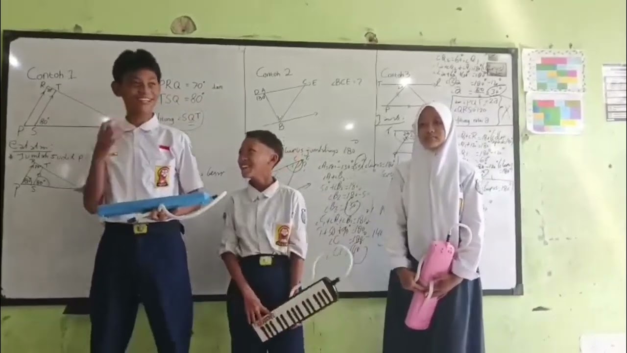 kami dari kelompok 5, memainkan pianika dengan lagu balonku ada lima