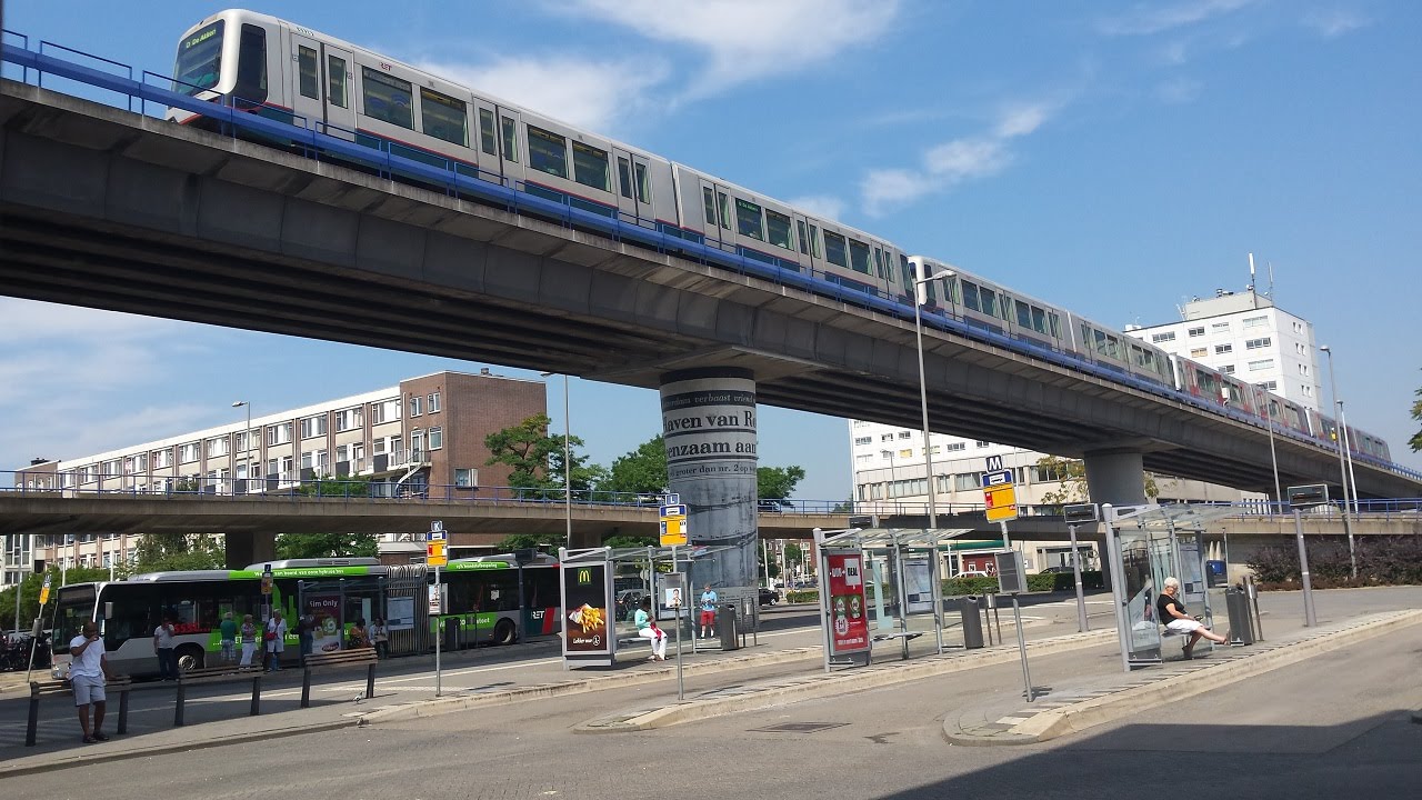 RET Metro 4*Type B (half combi) komt aan nabij Zuidplein (linkerspoor) richting De Akkers