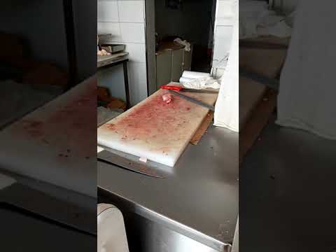 شوفو عدم النظافه وتجمع الذبان محل تقطيع اللحوم في بعض المحلات في المدينه المنورة فيديو من مهدي