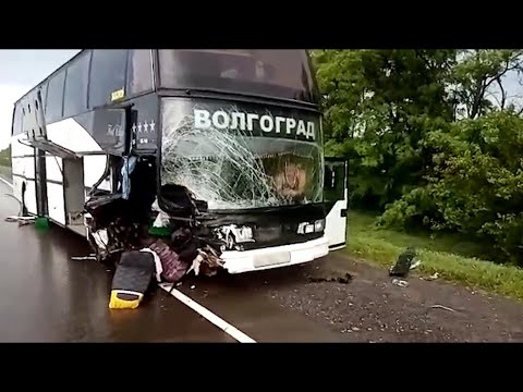 Под Волгоградом туристический автобус попал в ДТП