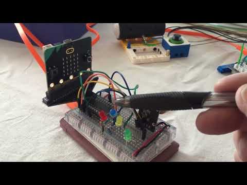 Comparison World of Modules Yahboom vs Breadboard and Jumper Wires; MakeCode Microbit