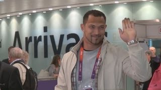 ３７歳室伏「力出し尽くす」 手を振り笑顔で英国入り
