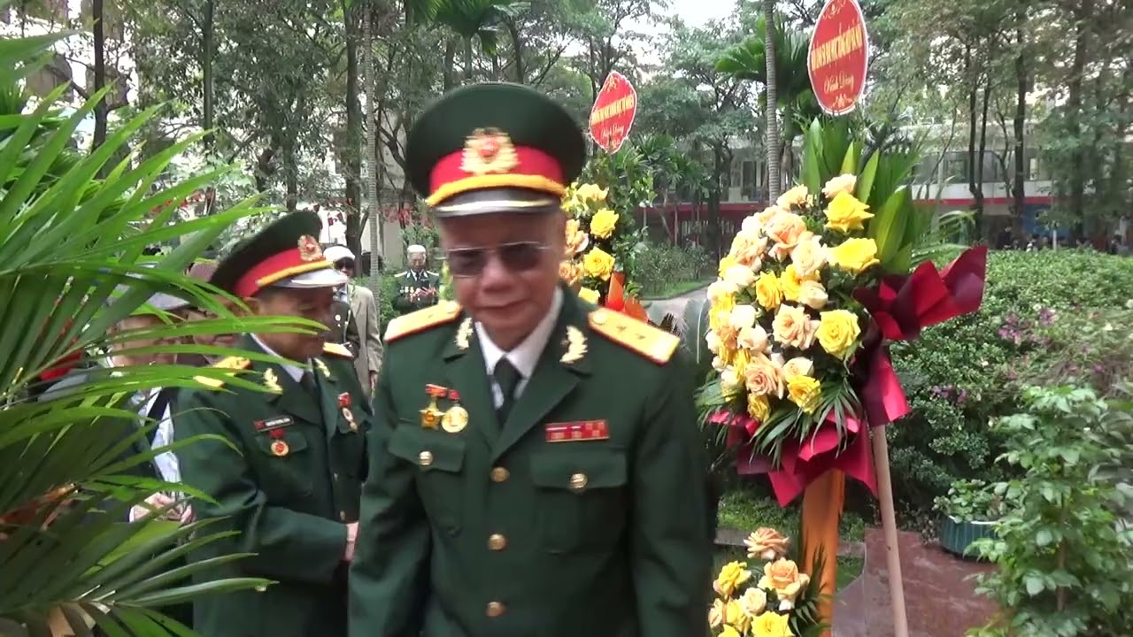 Cựu Lính sinh viên Đại học Tổng hợp Hà Nội dâng hoa... (Sáng 22/12/2025)