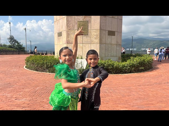 Nuestros hermosos alumnos Oriana y Y Emanuel nos dan una pequeña muestra de su enorme talento. Que tal lo hicieron???