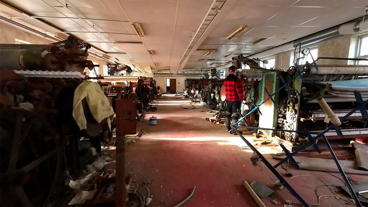 Hylätyn tehtaan hiljentyneet koneet