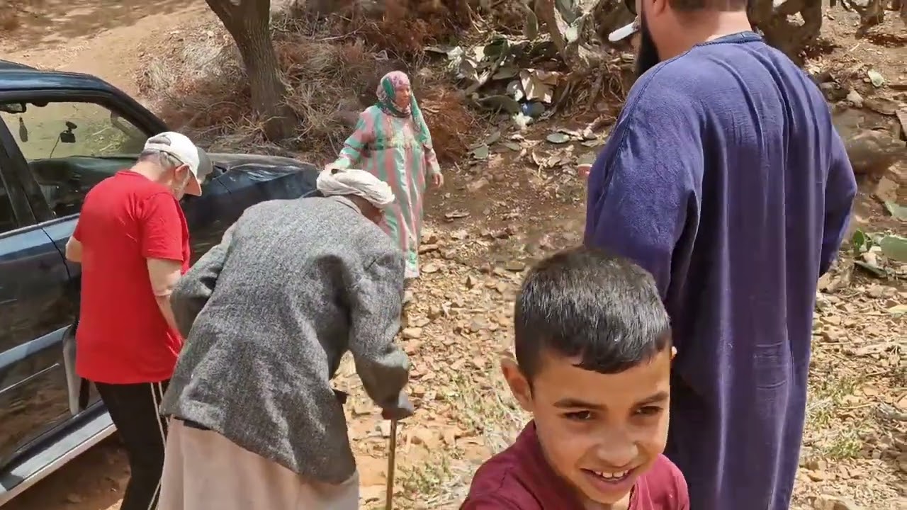 27-05-2023 OPA DIE AAN DE KANT VAN DE WEG EIEREN VERKOOPT KRIJGT €1300 VAN ANONIEME DONATEUR!