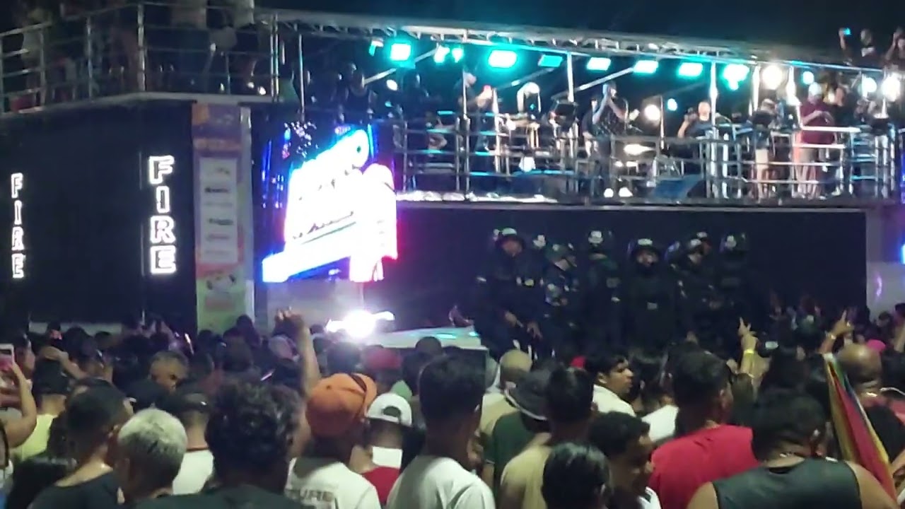 “Trio Fire na Barra e Devinho Novaes botando fogo na multidão!” #axé #carnaval #trioseletricos 