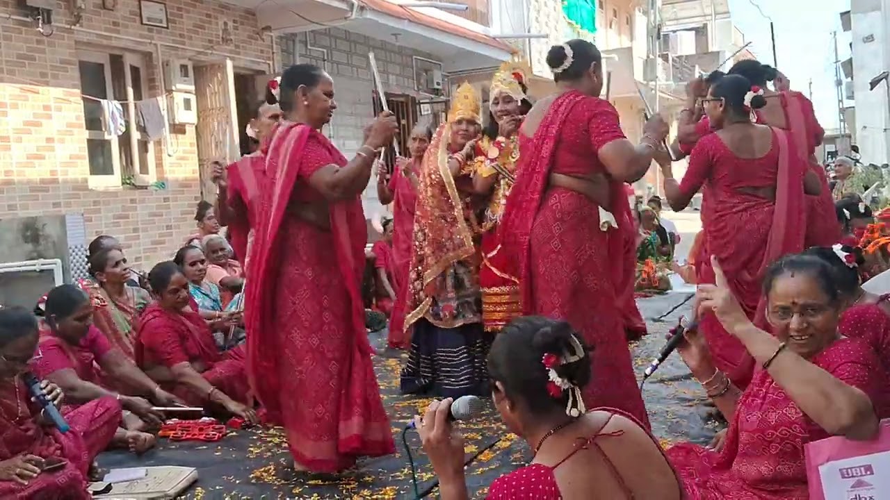 જય અંબે મંડળ મોઢેરા ધરોવાડમાં ભજન