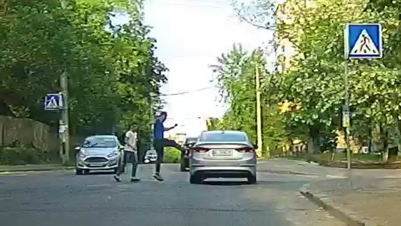 Не пропустил машину