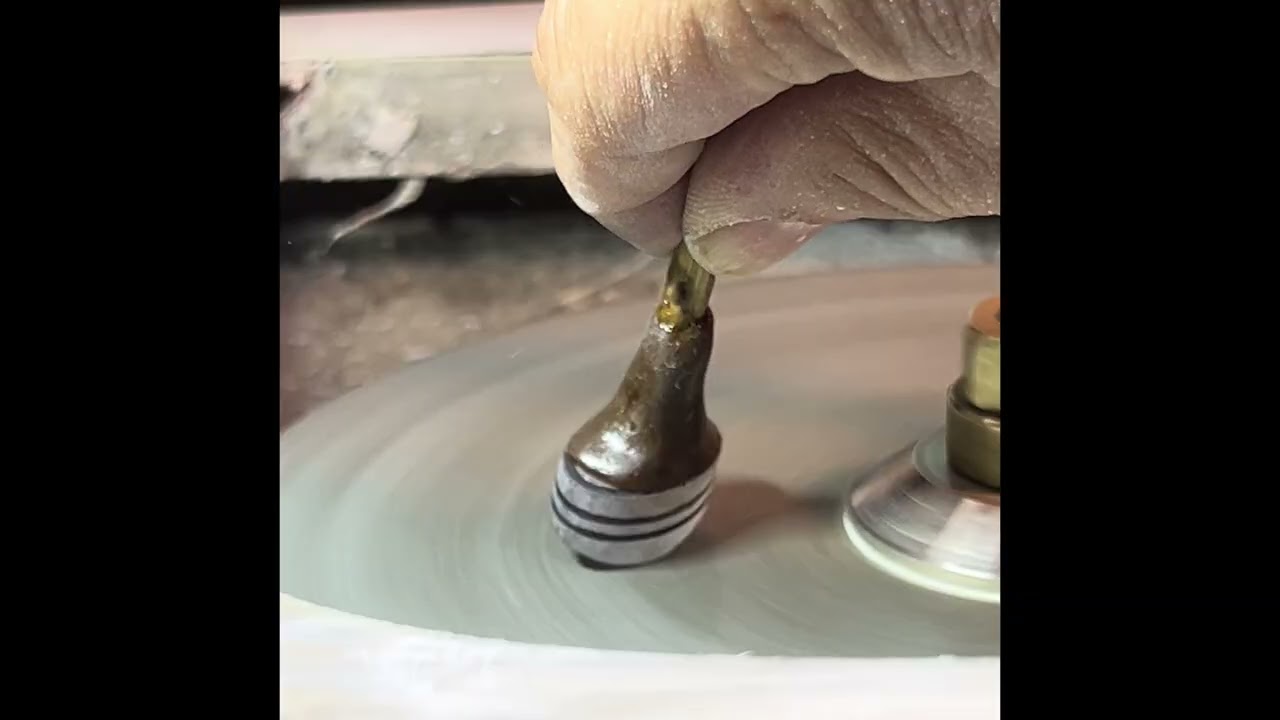 黄色蛍光が眩しいパウエライトを研磨しました。