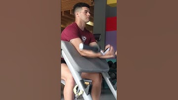 Curl de biceps en banco Scott con barra W