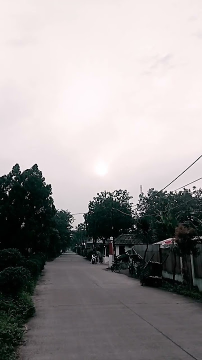 matahari pagi masih ditemani awan mendung yang merata...