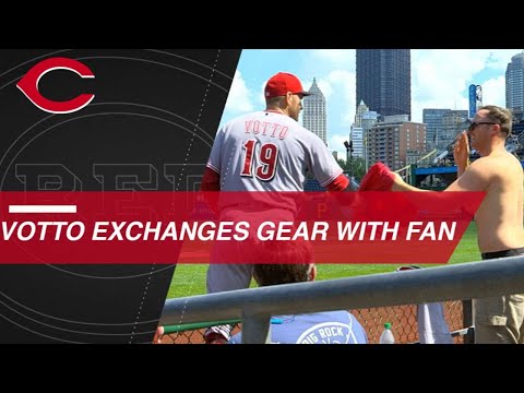 Votto swaps a jersey for a fan's shirt in Pittsburgh