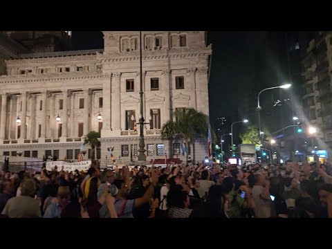 Segunda noche consecutiva de protestas en Argentina contra las medidas económicas de Milei