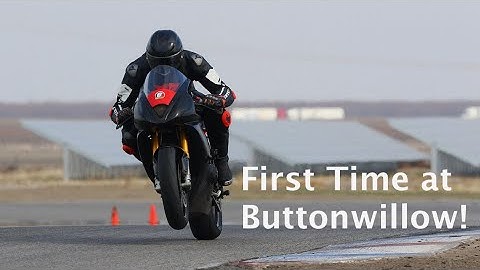 Triumph Daytona 675R at Buttonwillow Raceway for the First Time! - Track Day Vlog #4