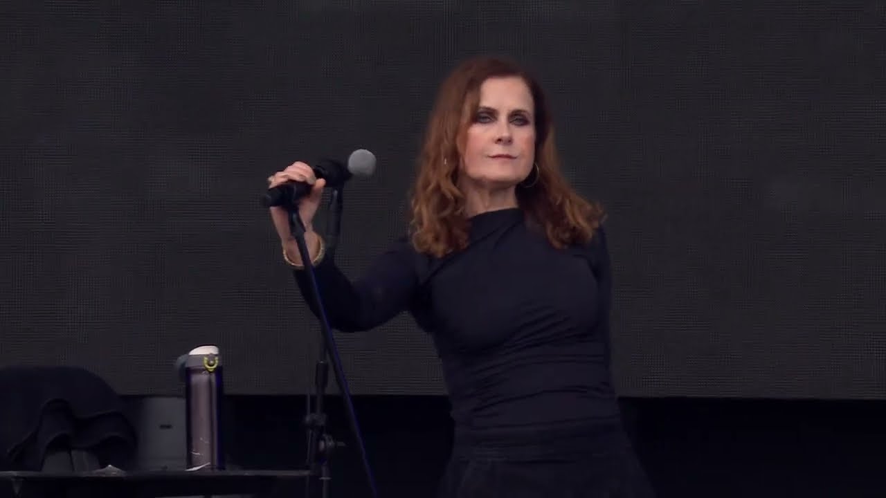 Alison Moyet – Footsteps (Live from Isle of Wight Festival 2025) adlı videoyu YouTube'da izle Alison Moyet – Footsteps (Live from Isle of Wight Festival 2025) adlı videoyu YouTube'da izle