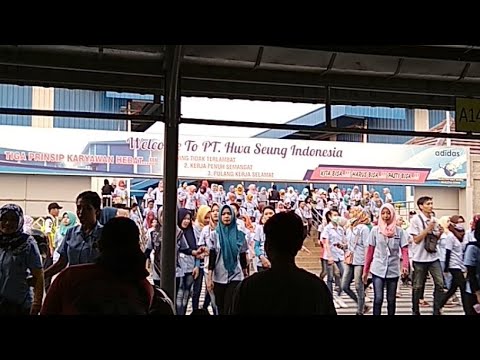 Pabrik HWI Jepara • Suasana Ketika Pulang Sore Pabrik HWI Jepara • Suasana Ketika Pulang Sore