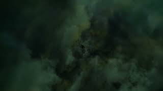 Бесплатный Видео Футаж Полет в Мрачных Темных Облаках с Молниями. Зловещий Фон. Бесконечный Цикл