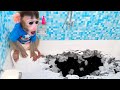 Baby monkey chu chu buys toys at the supermarket and swims in the batht with the duckling