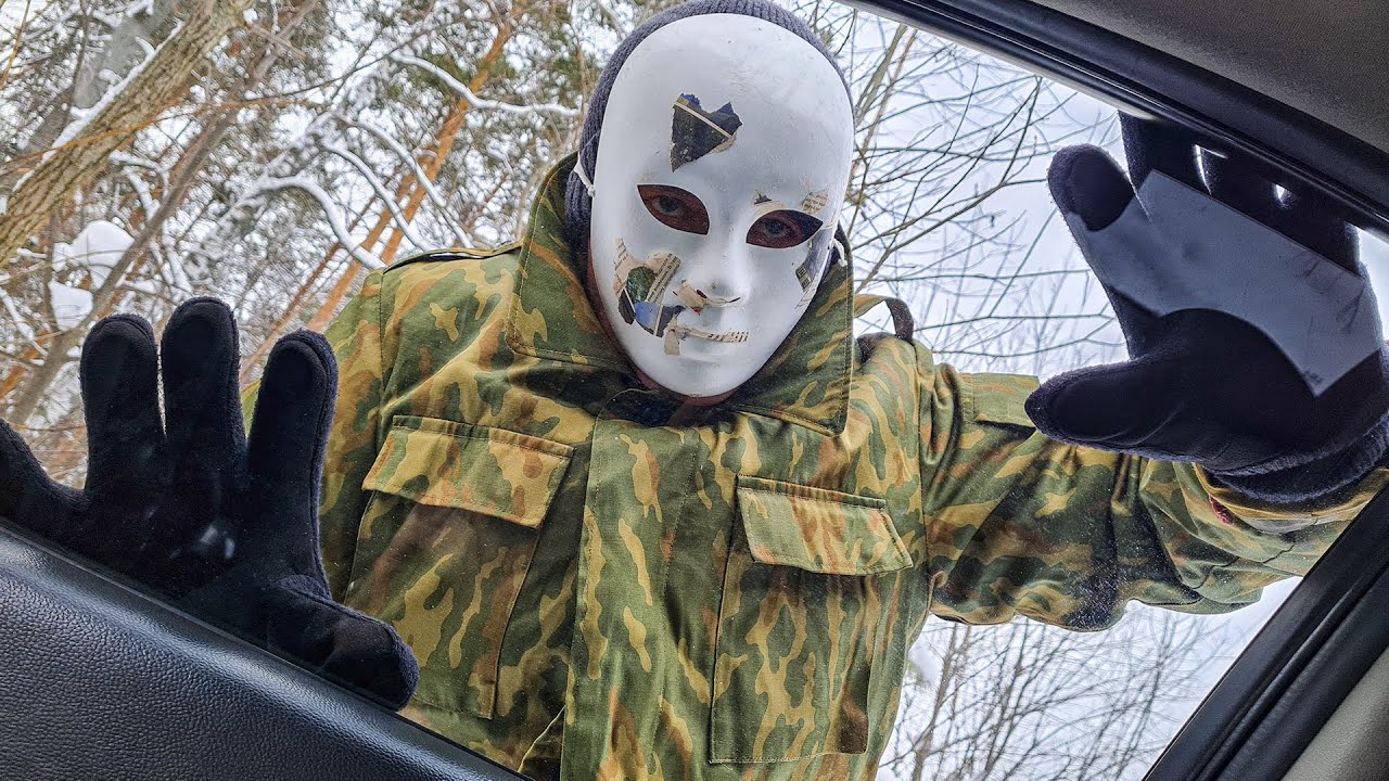 Сосет другу в машине