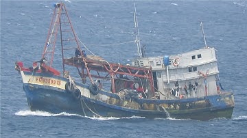 Cặp ghe cào Kiên Giang vào đảo Phú Quý trú áp thấp nhiệt đới