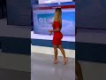 La de rojo dando el clima