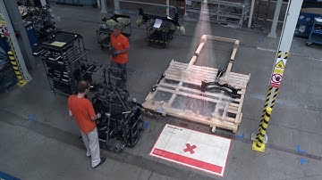 SKODA tests video mapping – augmented reality helps when loading pallets in Logistics