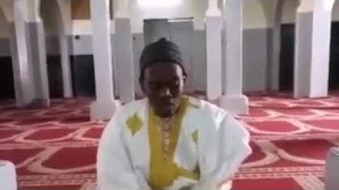 وَتَحْسَبُهُمْ أَيْقَاظًا وَهُمْ رُقُودٌ ۚ (الكهف) تلاوة القارئ السنغالي محمد الهادي توري
