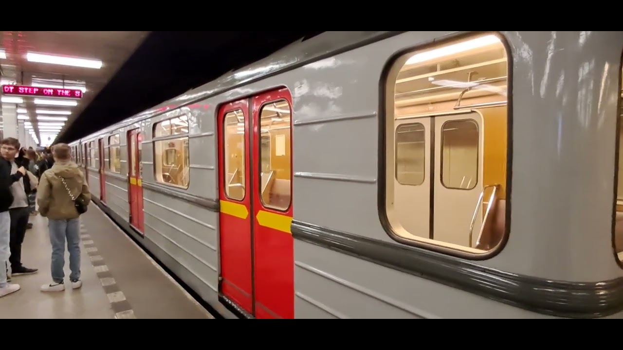 Služební Jízda 81-71 Příjezd a Odjezd ve Stanici Kačerov