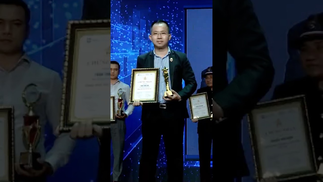 NGƯỜI TA CÓ THỂ BIẾT ĐẾN BẠN QUA MỘT SÂN KHẤU…
Nhưng họ chỉ thật sự tin bạn khi nhìn thấy cả một hành trình.
Thương hiệu cá nhân không được xây dựng từ vài khoảnh khắc nổi bật, một danh hiệu hay những lời giới thiệu thật hay.

Đó là kết quả của một hành trình dài:

📚 Liên tục học hỏi
💼 Va chạm với thực tế
🎤 Chia sẻ những điều mình đã thật sự trải qua
🤝 Đồng hành cùng doanh nghiệp và đội ngũ để tạo ra kết quả

Trên hành trình ấy, sẽ có lúc chúng ta phải buông bỏ những kỳ vọng không còn phù hợp.
Sẽ có lúc phải điều chỉnh kế hoạch, dừng lại đúng thời điểm và bắt đầu lại bằng một hướng đi rõ ràng hơn.
Nhưng có những giá trị nhất định không được phép thay đổi:
✨ Sự tử tế trong cách làm nghề
✨ Trách nhiệm với từng lời mình nói
✨ Giá trị thực tế mình mang lại cho doanh nghiệp, đội ngũ và cộng đồng
Tôi không chọn xây dựng thương hiệu cá nhân bằng cách nói rằng mình giỏi như thế nào.
Tôi chọn để những kiến thức đã chia sẻ, những doanh nghiệp đã đồng hành và những kết quả đã cùng nhau tạo ra lên tiếng.
🎬 Đây không chỉ là một video nhìn lại hành trình.

Đây còn là lời nhắc nhở với chính mình:

💬 Dù đi nhanh hay chậm, hãy luôn đi bằng năng lực thật, giá trị thật và một thái độ làm nghề tử tế.

📌 Theo dõi để cùng chia sẻ những góc nhìn thực chiến về:
▪️ Chiến lược doanh nghiệp
▪️ Marketing tăng trưởng
▪️ Vận hành và quản trị đội ngũ
▪️ Xây dựng thương hiệu bền vững
#NickyTran
#CoVanDoanhNghiep
#ThuongHieuCaNhan
#ChienLuocDoanhNghiep
#VanHanhDoanhNghiep
#MarketingThucChien
#LanhDaoDoanhNghiep
#KienTaoGiaTri