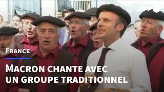Dans les Hautes-Pyrénées, Emmanuel Macron chante avec un groupe traditionnel bigourdan | AFP