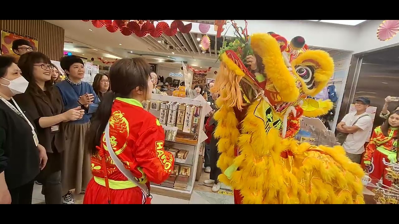 【醒獅龍騰賀新歲🥳 | 新春醒獅表演】將會有精彩嘅「金龍躍動」及「醒獅跳樁」📅 日期：3月1日（星期日、新十三)🕐 時間：中午12時📍 地點：MCP CENTRAL（新都城中心2期）L1天幕廣場