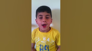 طفل مسلم يقرأ سورة المسد
