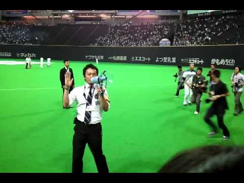 札幌ドームで、ヒーローインタビュー選手とハイタッチ