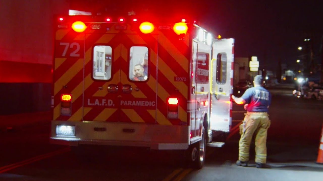 LAPD Officer Injured Chasing Armed Suspect in Canoga Park - YouTube