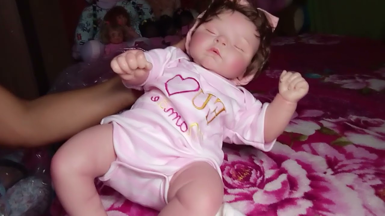 Rotina de chegada de mais uma bebezinha no canal e a primeira troquinha de look dela