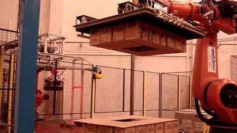 A Joulin Vacuum Gripper integrated with an industrial robot de-palletizes shipping cartons.