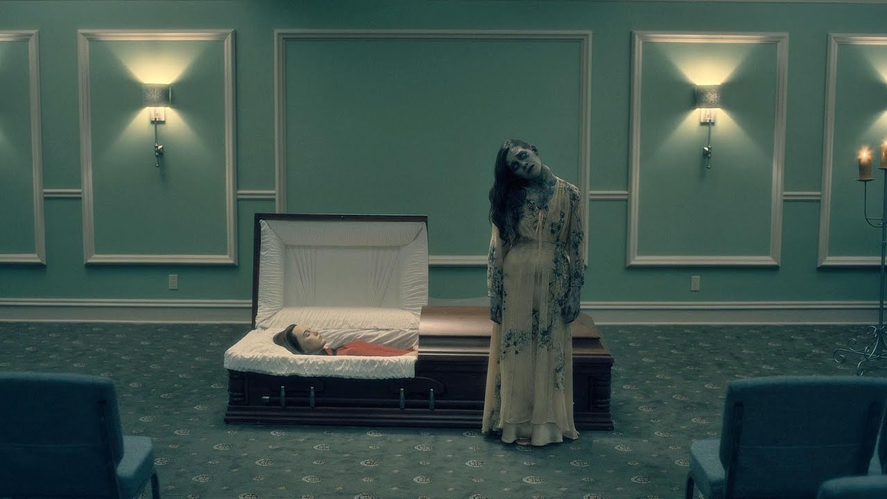 Дама с изогнутой шеей: призрак сквозь время и смерть