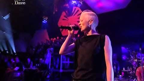 Garbage - Stupid Girl (Live on Jools Holland 2001)