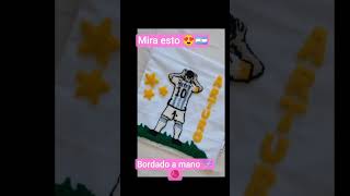 Mira este almohadón de Messi 🇦🇷😍 (bordado a mano)